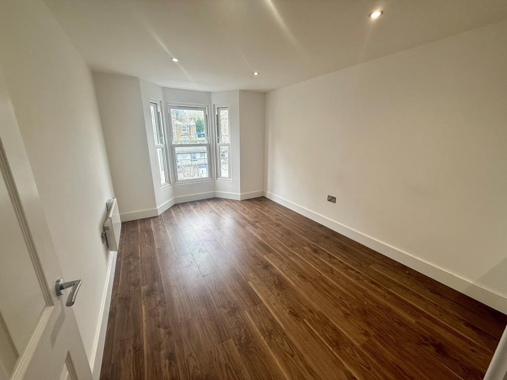 Lot: 116 - FREEHOLD BLOCK OF TWELVE TWO-BEDROOM FLATS FOR INVESTMENT - Flat 7 - Living room